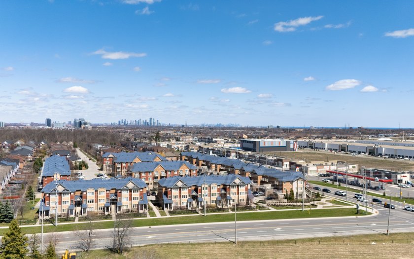 5025-5035 Ninth Line Townhouses (c) Photo by SHANE Maps exclusively for SHANE Maps