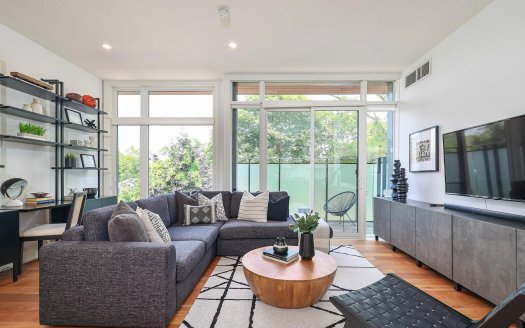 4B-1657 Bathurst St